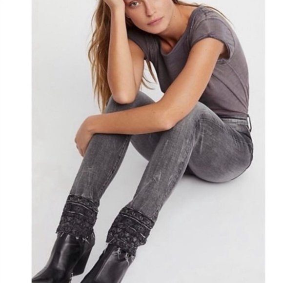 Driftwood Jackie Embroidered Hem Jeans Size 28 EUC - Picture 2 of 16